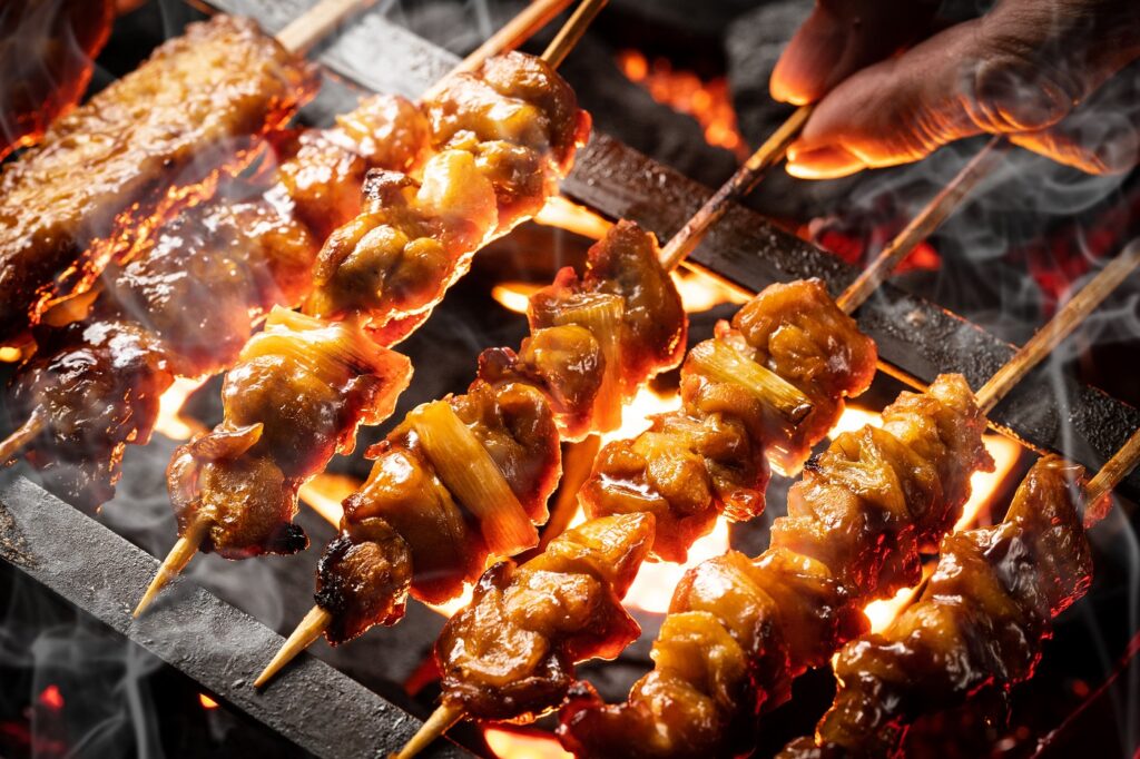 cuisson des brochettes Yakitori