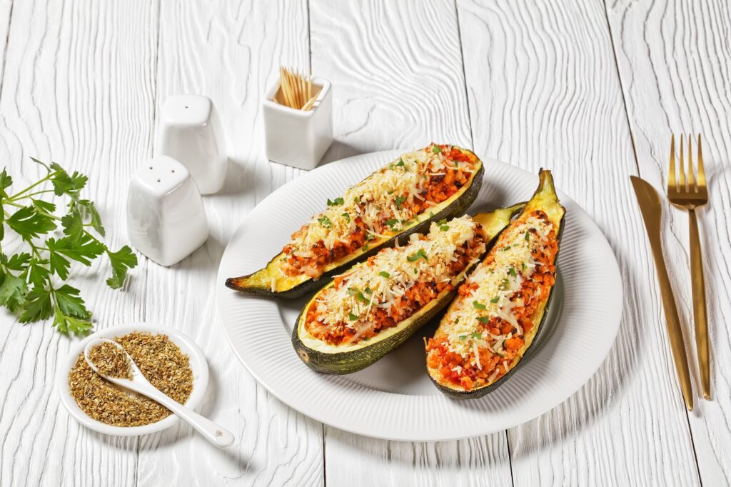 herbes et épices dans les courgettes farcies