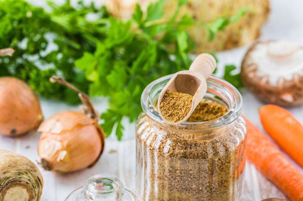 épices et herbes dans préparation bouillon maison